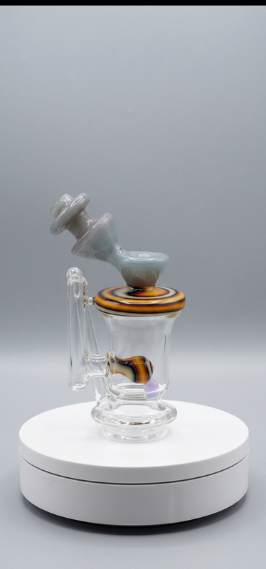 Water flow action inside clear Padd Glass bubbler showing smooth circulation and clean airflow design