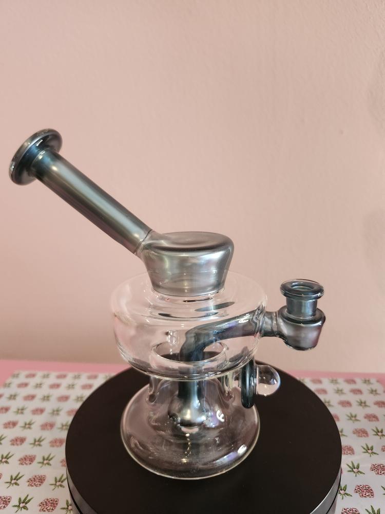close-up of glass chamber and joint connection showing smooth craftsmanship and thick borosilicate glass construction