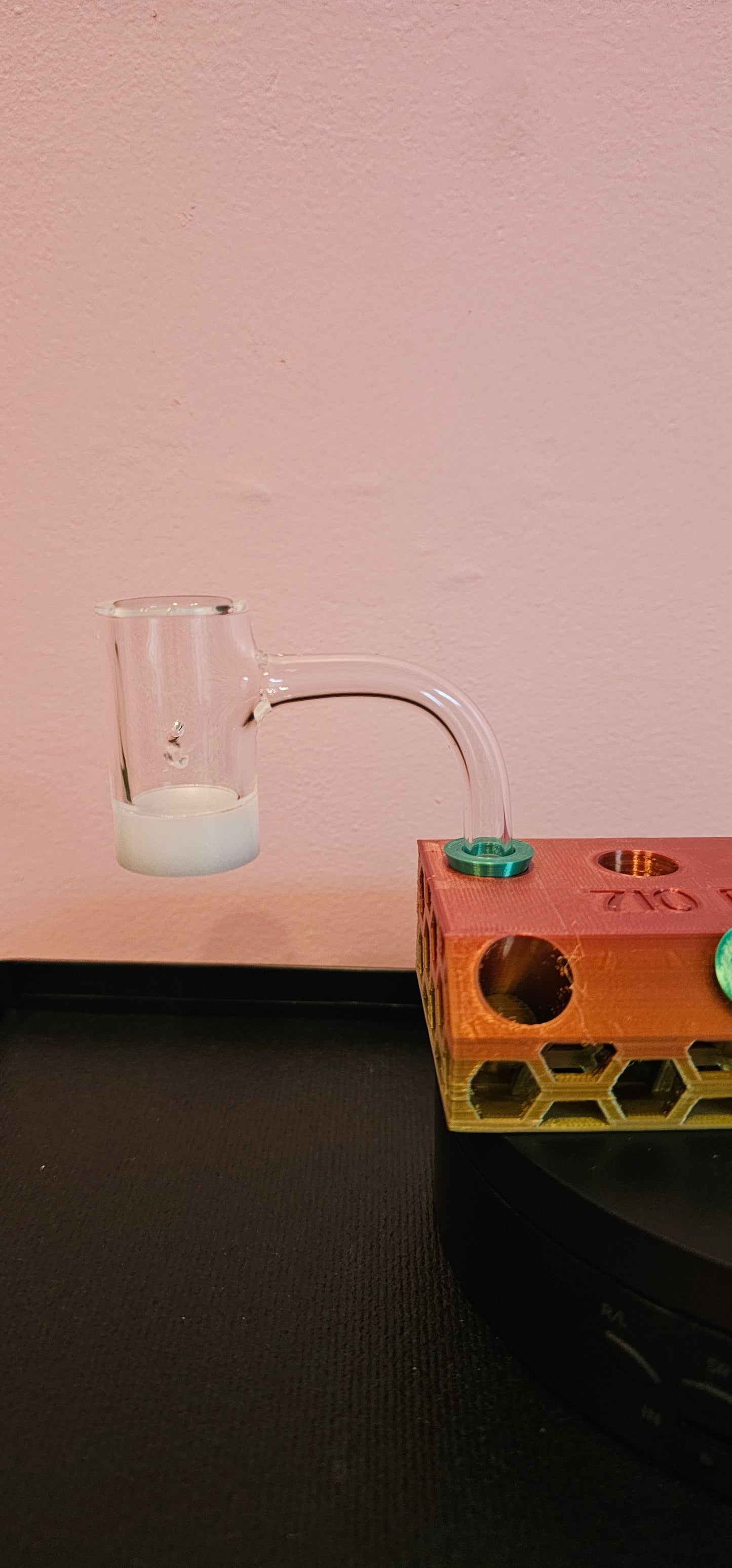 Opaque bucket banger quartz used for dabbing concentrates with improved heat retention and smooth vapor production